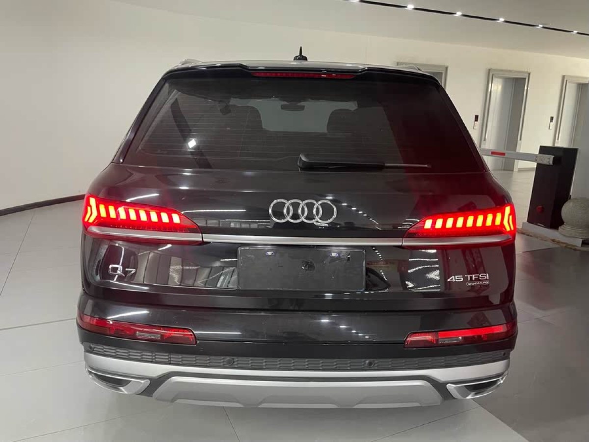 奧迪 奧迪Q7  2024款 45 TFSI quattro S line運(yùn)動(dòng)型圖片
