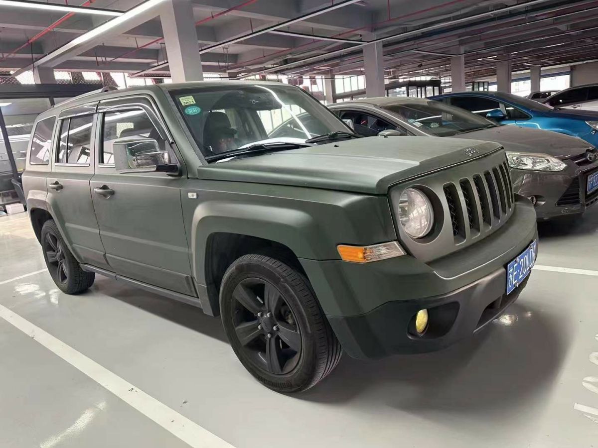 Jeep 自由客  2013款 2.4 豪華導(dǎo)航版圖片