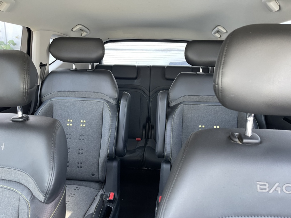 寶駿 RM-5  2019款 1.5T CVT 24小時(shí)在線精英型 6座圖片
