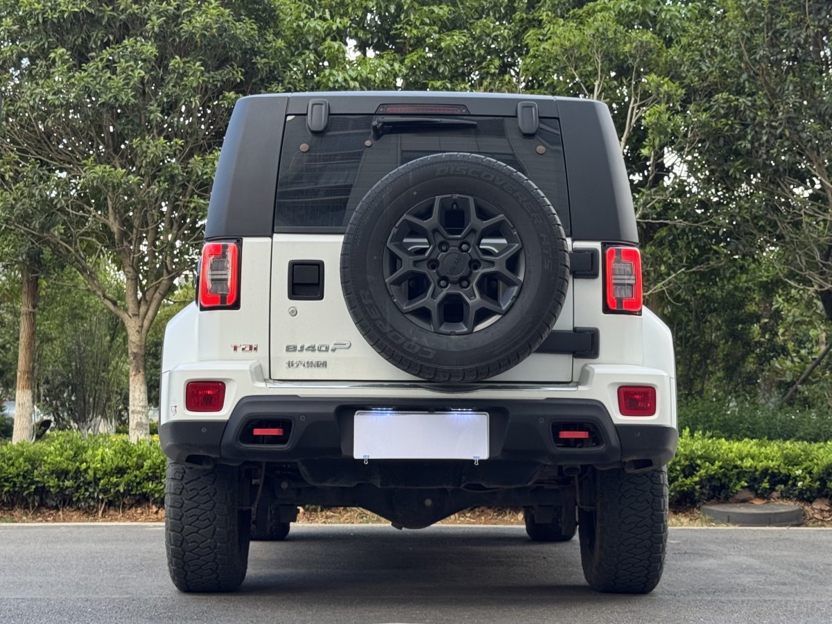 北京 BJ40  2023款 2.0D 自動(dòng)四驅(qū)刀鋒英雄版?zhèn)b客型圖片
