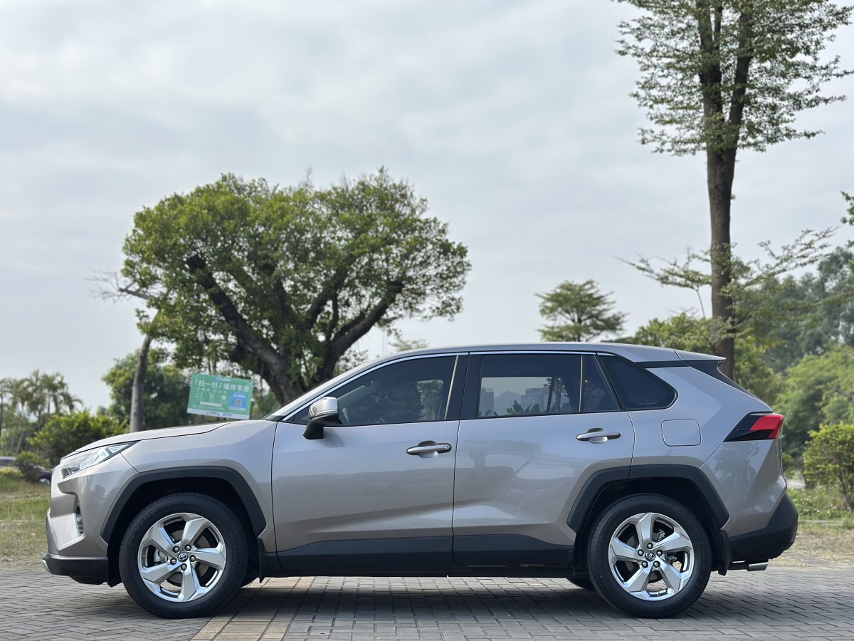 豐田 RAV4  2018款 榮放 2.0L CVT兩驅(qū)風(fēng)尚版圖片