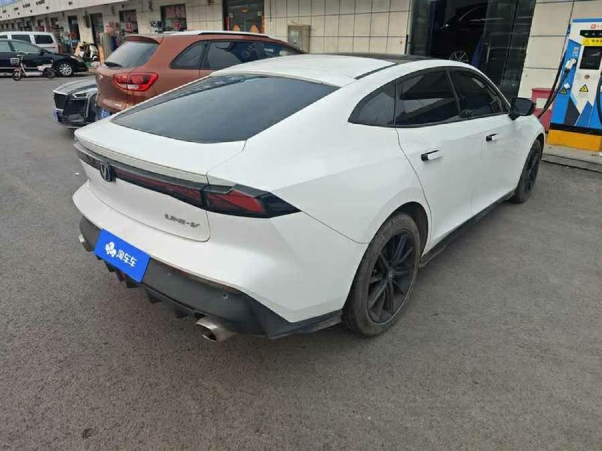 長(zhǎng)安 長(zhǎng)安UNI-V  2022款 1.5T 尊貴型圖片