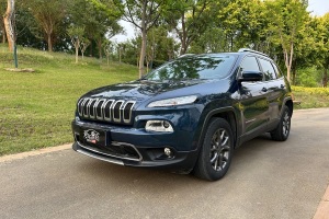 自由光 Jeep 2.0L 兩驅(qū)經(jīng)典運動版