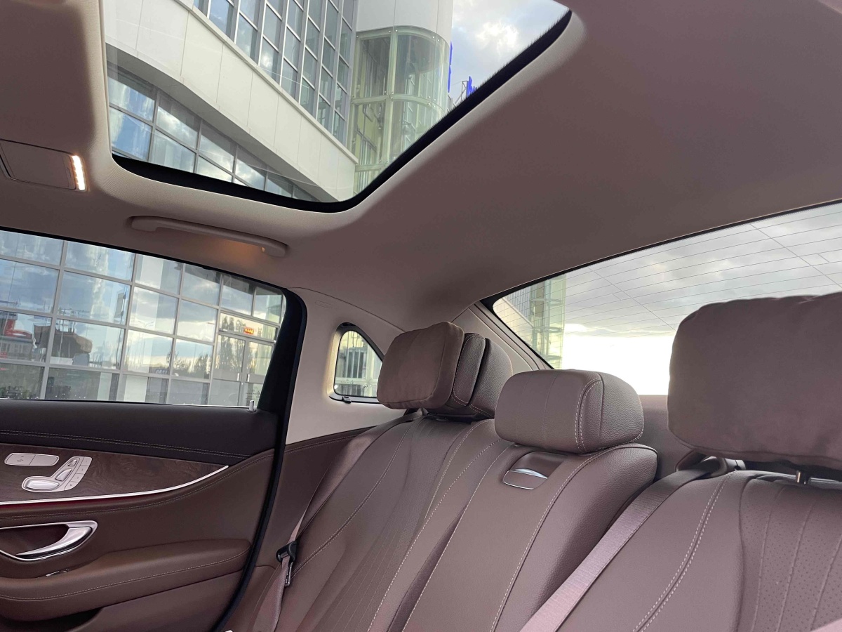 2019年8月奔驰 奔驰E级  2019款 改款 E 300 L 豪华型