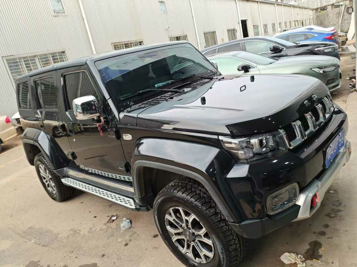北京 BJ40  2023款 2.0T 自動兩驅(qū)城市獵人版?zhèn)b客型圖片