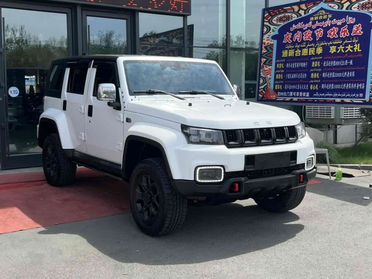 北京 BJ40  2023款 2.0D 自動(dòng)四驅(qū)刀鋒英雄版?zhèn)b客型（前后電控鎖）圖片