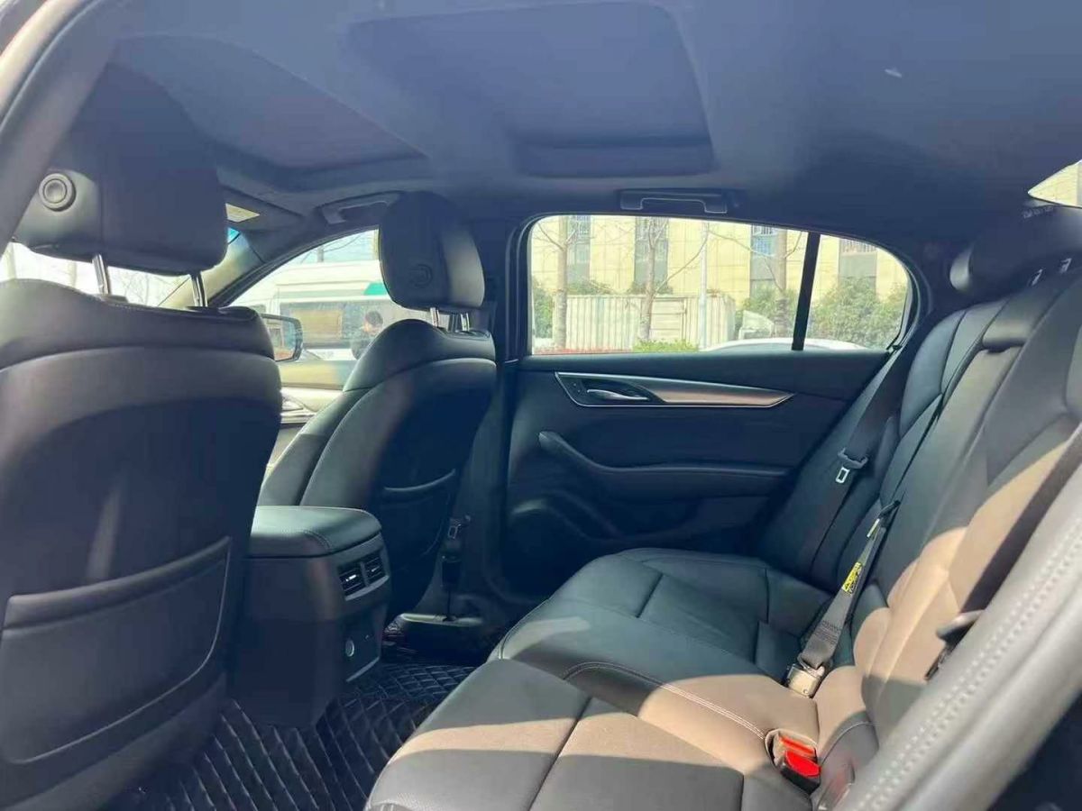 凱迪拉克 XT6  2022款 2.0T 七座兩驅(qū)豪華型圖片