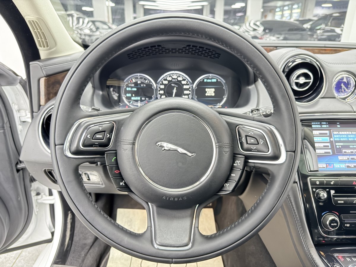 捷豹 XJ  2012款 XJL 3.0 全景商務(wù)版圖片