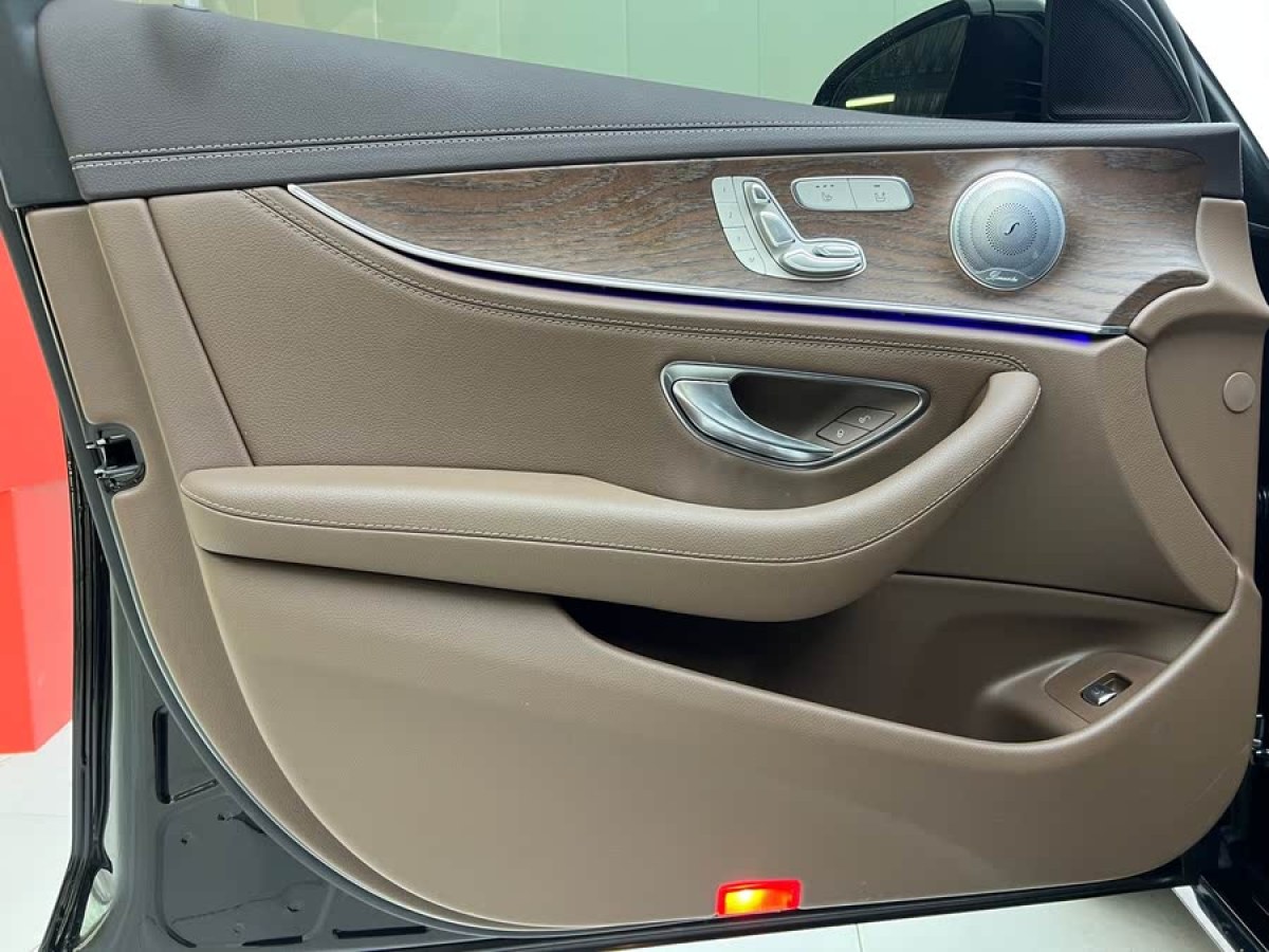 奔馳 奔馳E級  2019款 改款 E 300 L 時尚型圖片