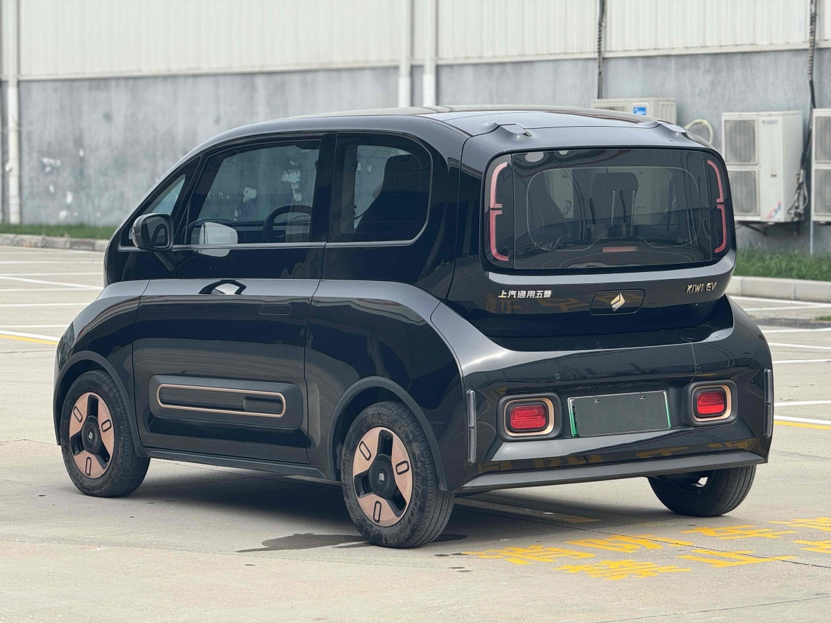 2022年3月寶駿 寶駿KiWi EV  2022款 設(shè)計師輕享版 三元鋰