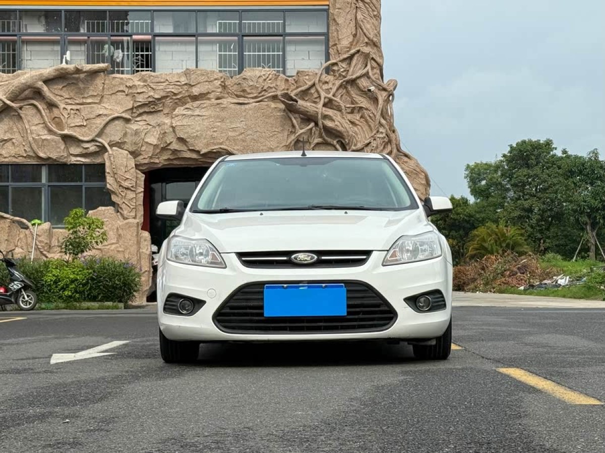 福特 ?？怂? 2013款 三廂經(jīng)典 1.8L 自動基本型圖片