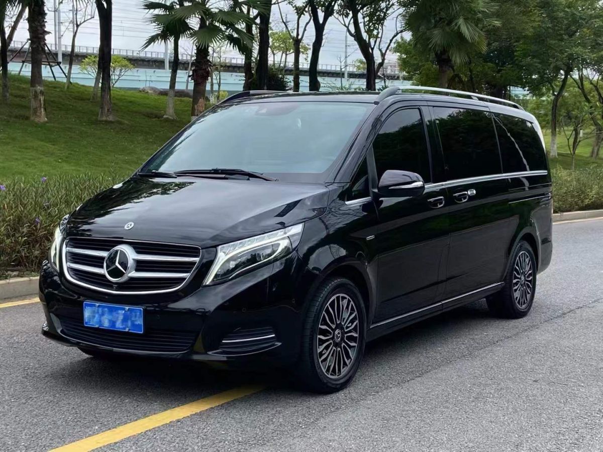 奔馳 奔馳A級  2019款  A 220 L 4MATIC 運(yùn)動轎車圖片