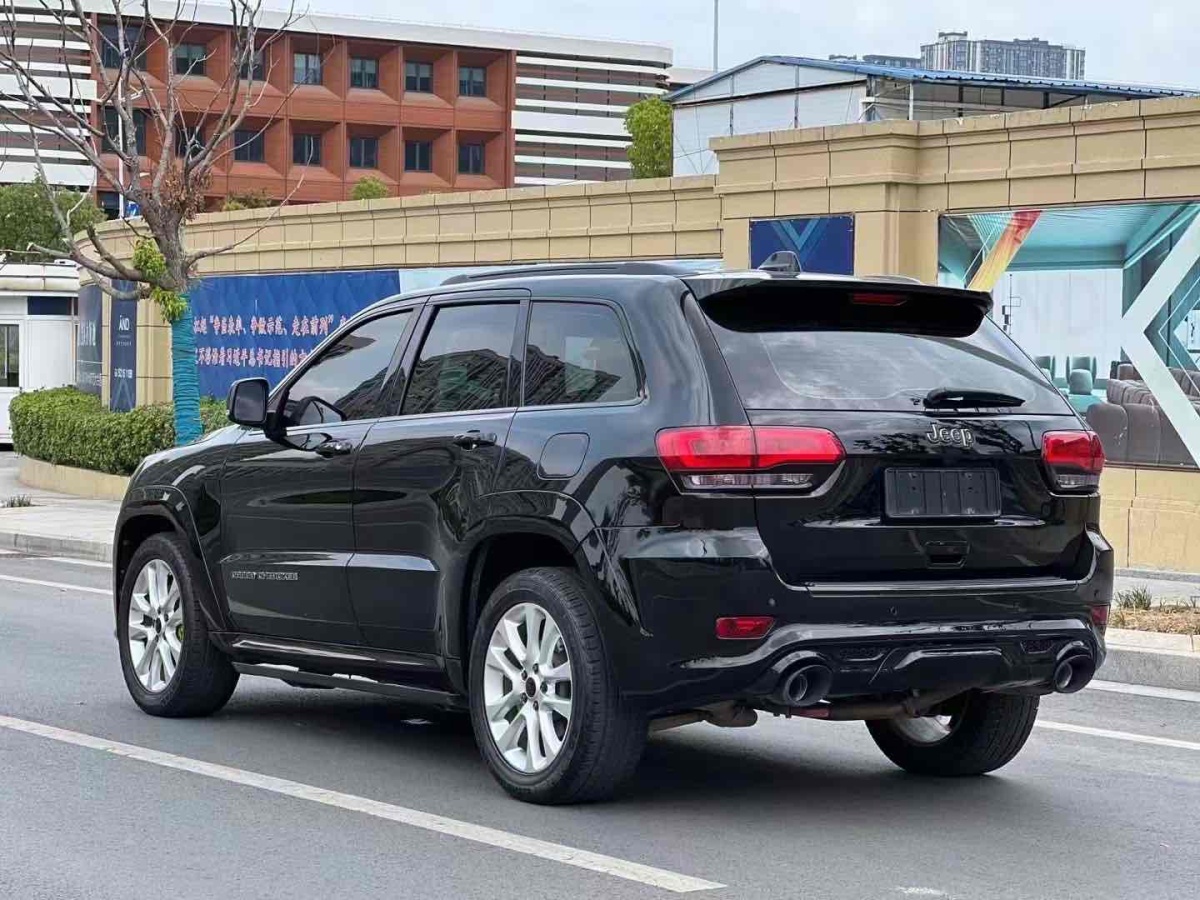 2018年10月Jeep 大切諾基  2017款 3.0L 舒享導(dǎo)航版