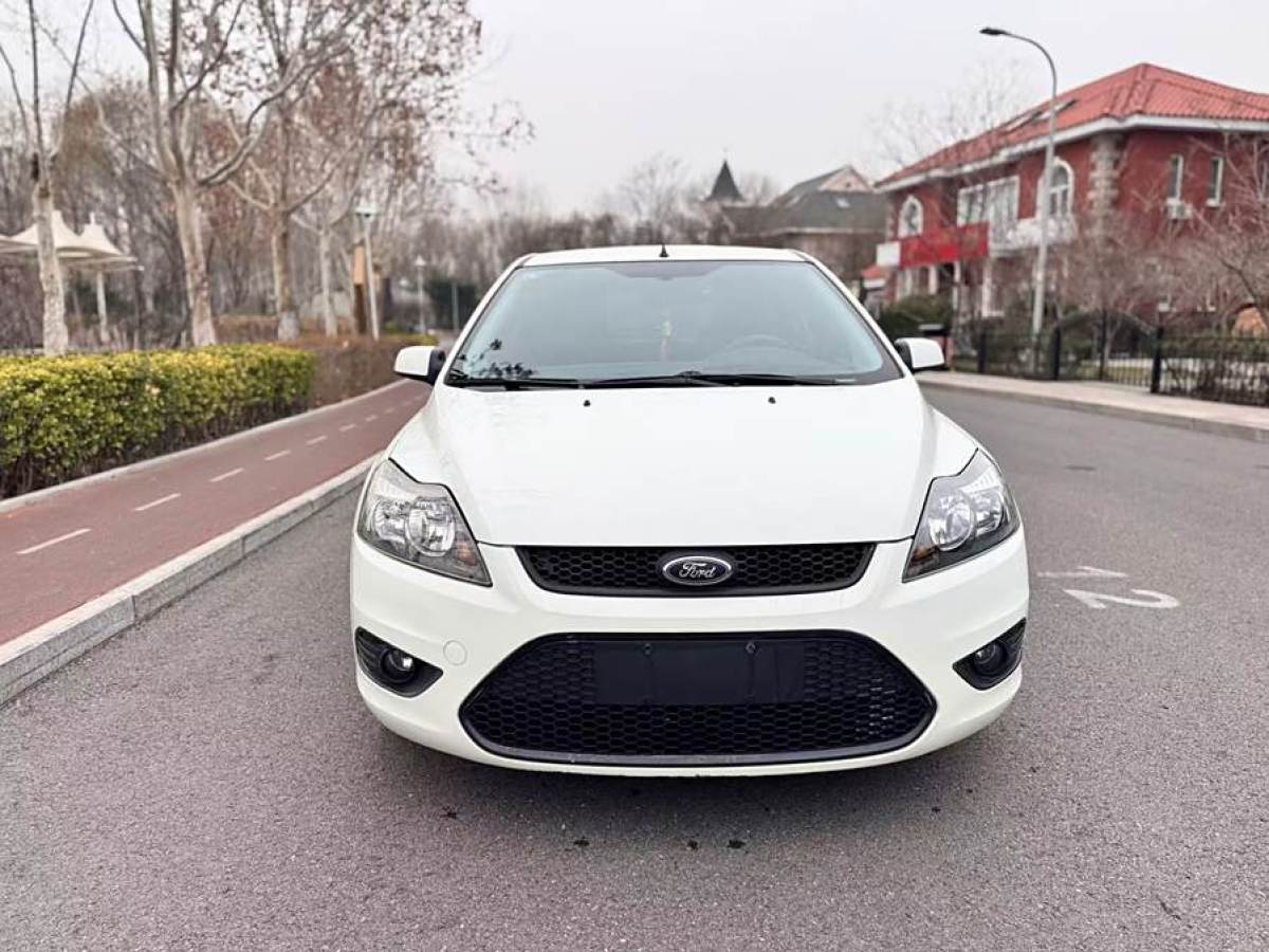 福特 ?？怂? 2013款 兩廂經(jīng)典 1.8L 自動基本型圖片