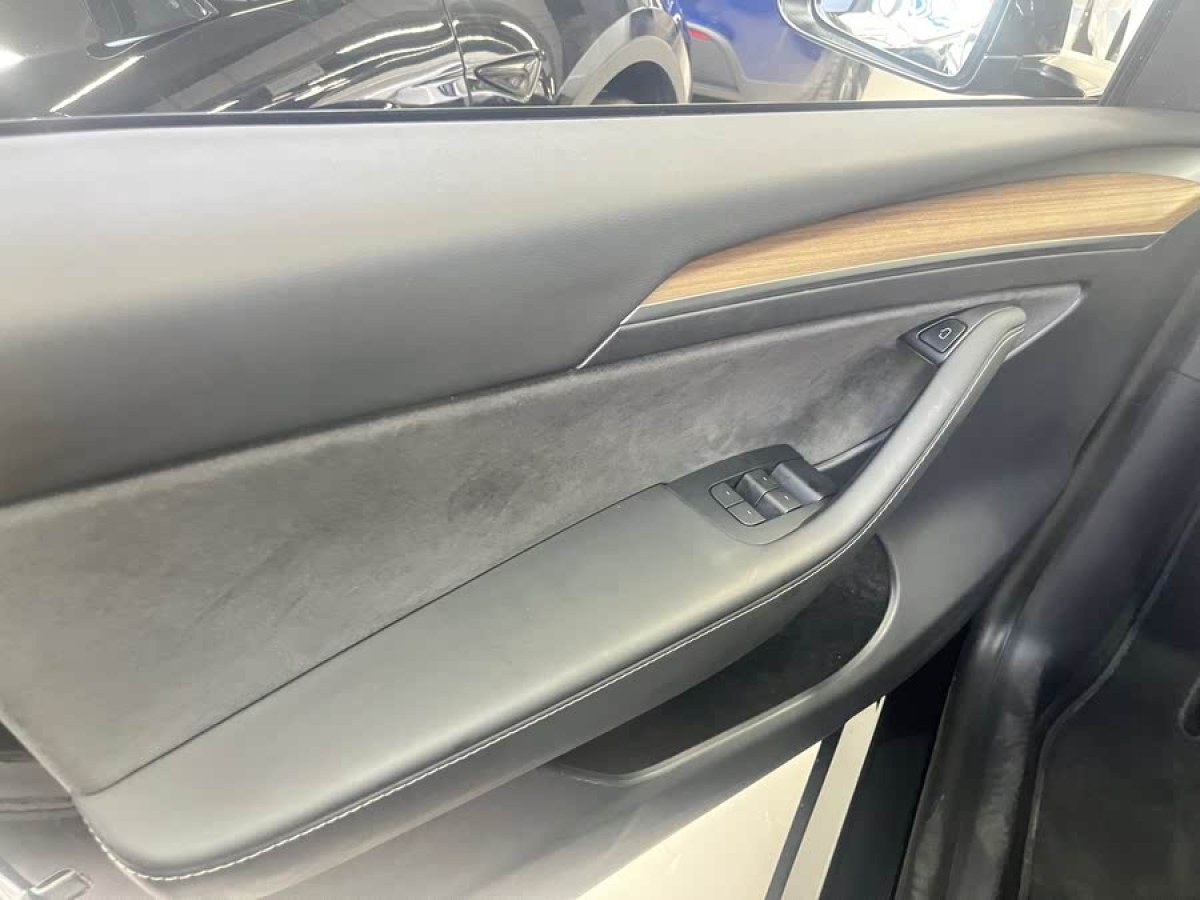 特斯拉 Model Y  2021款 標(biāo)準(zhǔn)續(xù)航后驅(qū)版圖片