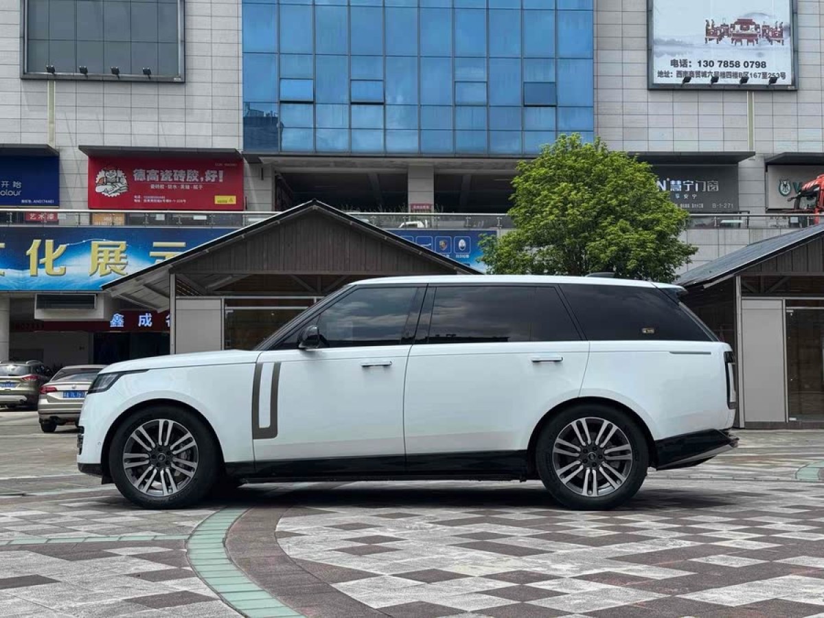 路虎 攬勝  2023款 改款 3.0 L6 400PS 盛世加長(zhǎng)版圖片
