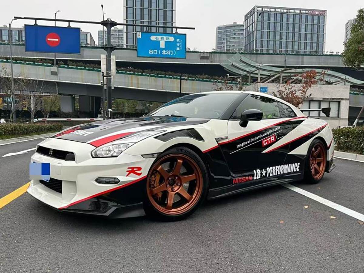 日產(chǎn) GT-R  2015款 3.8T 豪華棕紅內(nèi)飾版圖片