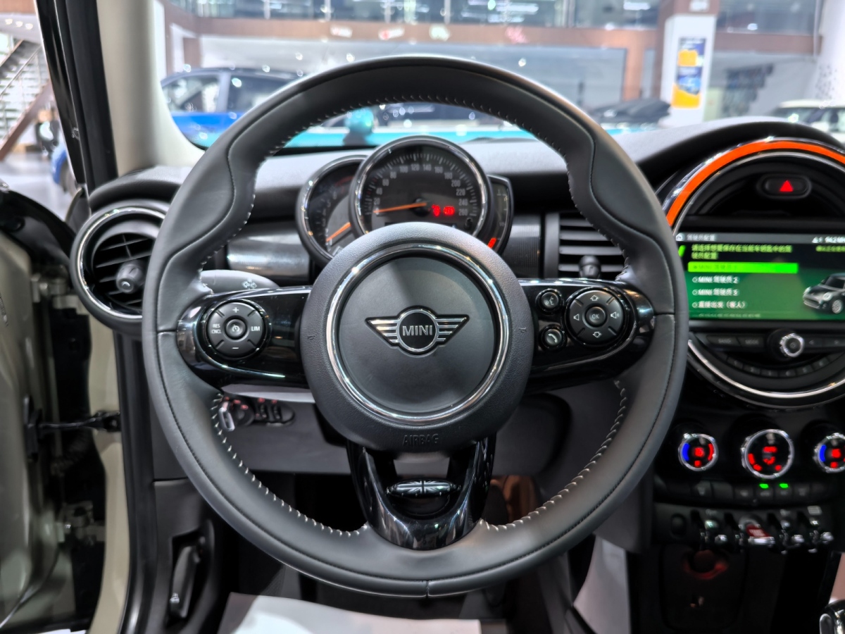 MINI MINI  2019款 1.5T COOPER 藝術(shù)家 五門版圖片