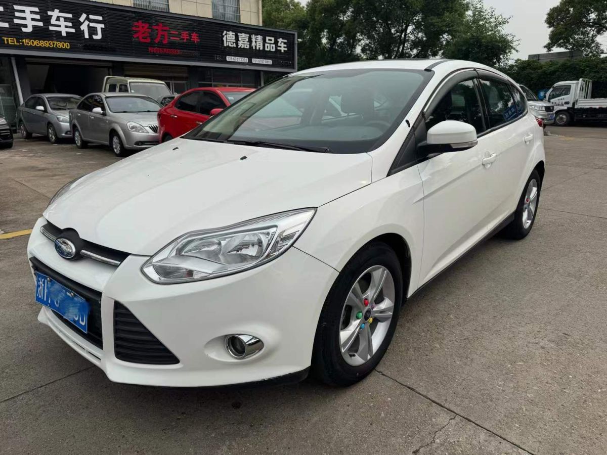 福特 ?？怂? 2014款 兩廂經(jīng)典 1.8L 自動(dòng)酷白典藏版圖片