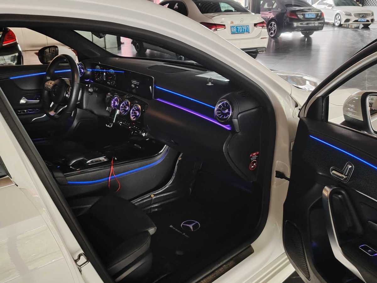 奔馳 奔馳A級  2020款 改款 A 200 L 運動轎車動感型圖片