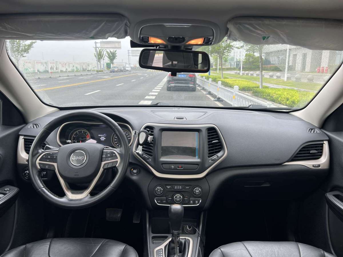 Jeep 自由光  2017款 2.0L 優(yōu)越版圖片