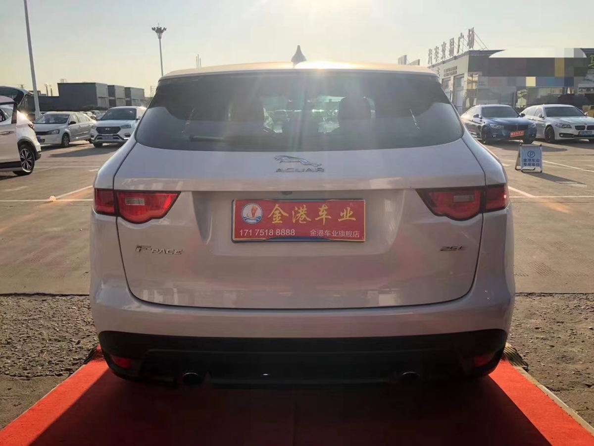 捷豹 F-PACE  2016款 2.0T 兩驅(qū)都市尊享版圖片