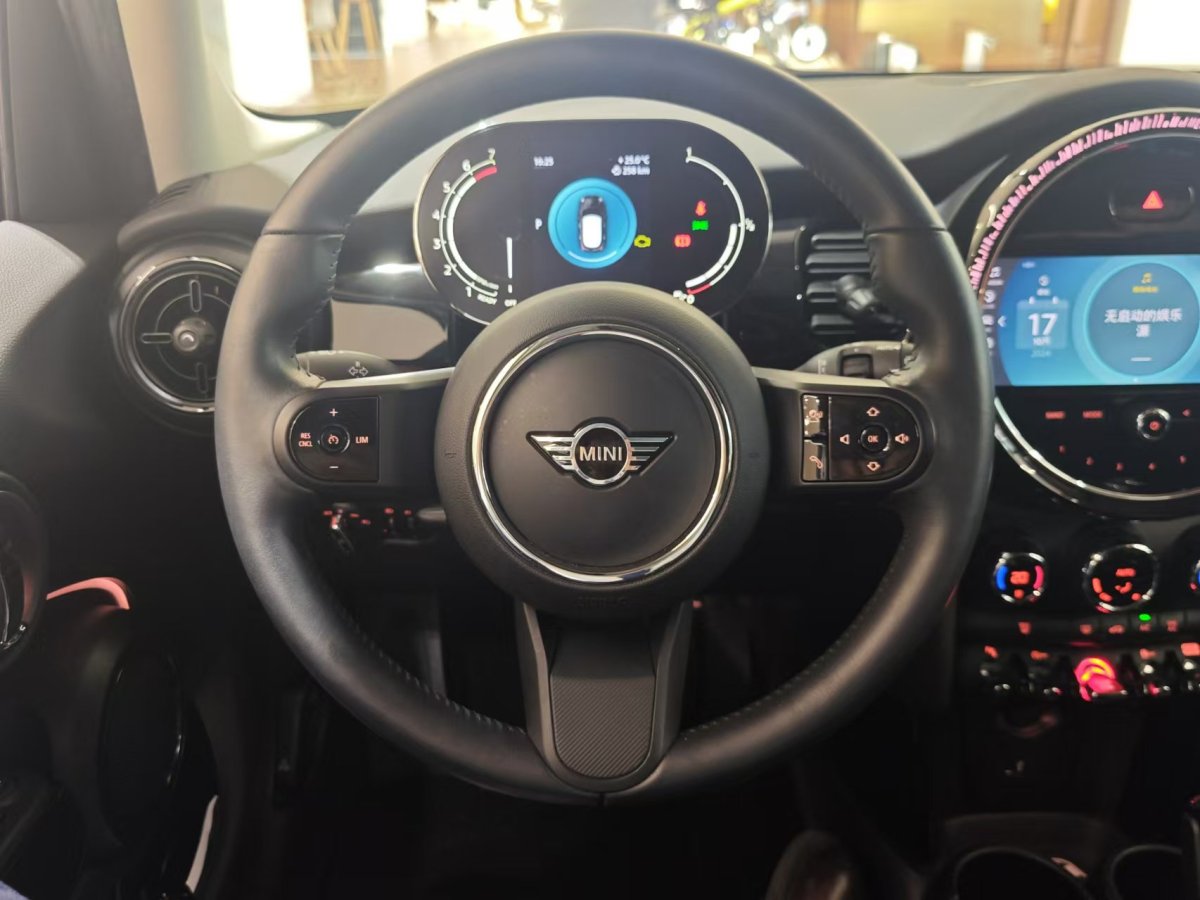 MINI MINI  2022款 改款 1.5T COOPER 經(jīng)典派 五門版圖片