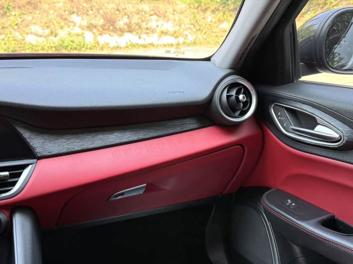 阿爾法·羅密歐 Giulia  2019款 2.0T 280HP Black Package黑標(biāo)限量版圖片