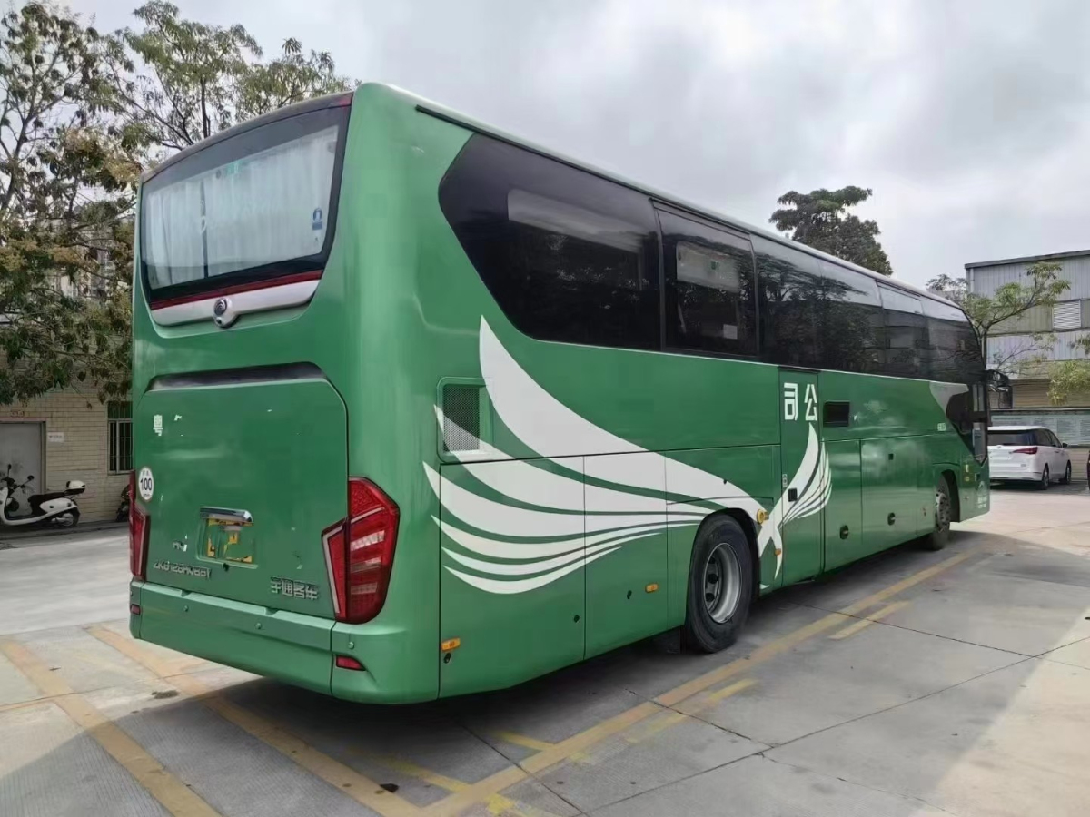 國五35座2+1型新款宇通6128保姆車圖片