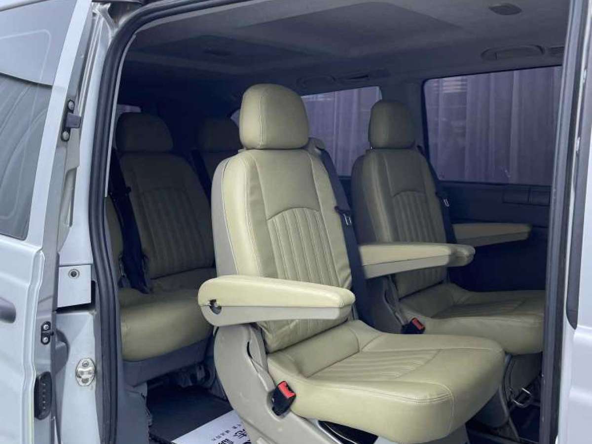 奔驰 威霆  2011款 2.5L 7座行政版图片