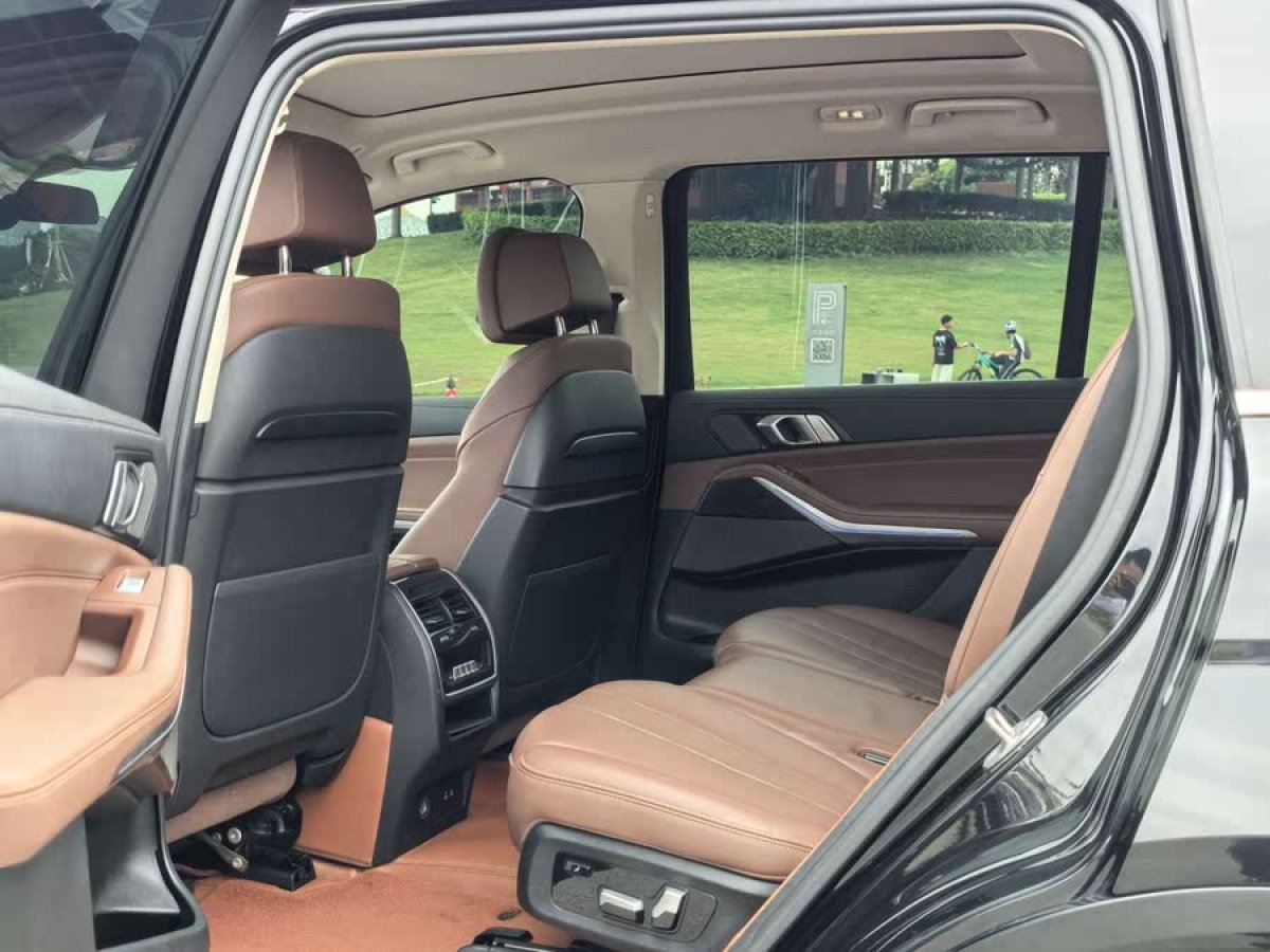 寶馬 寶馬X7  2021款 改款 xDrive40i 領(lǐng)先型豪華套裝圖片