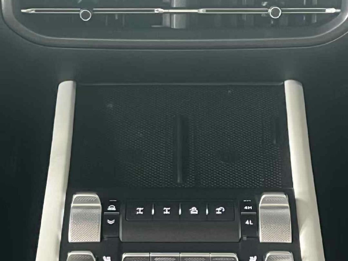 坦克 坦克300  2025款 2.0T 挑戰(zhàn)者圖片