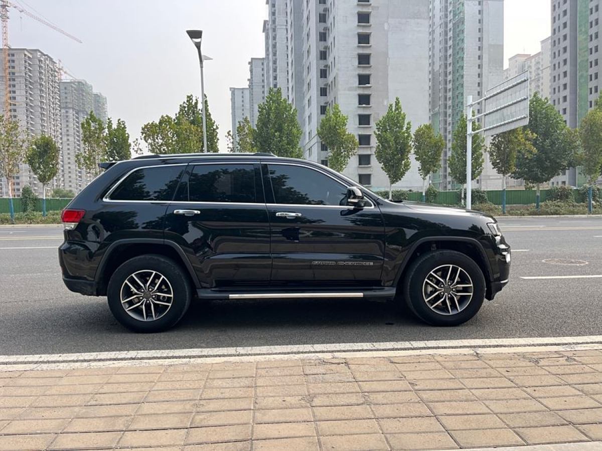 Jeep 大切諾基  2020款 3.0L 專(zhuān)業(yè)導(dǎo)航版圖片