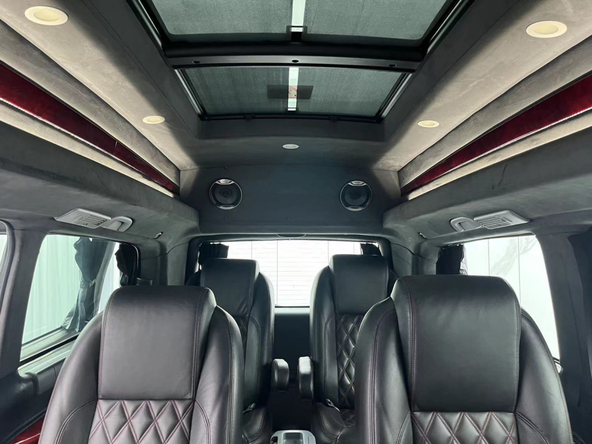 2015年10月奔驰 威霆 奔驰 威霆 2015款 2.5L 豪华商务房车