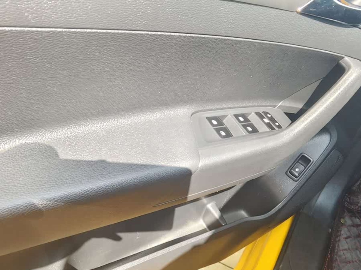 上汽大通 T70  2021款 2.0T改款柴油手動四驅(qū)進(jìn)取版標(biāo)箱高底盤圖片