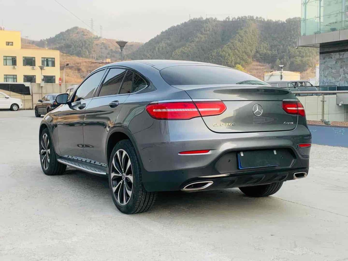 2017年10月奔馳 奔馳GLC  2021款 GLC 260 4MATIC 轎跑SUV