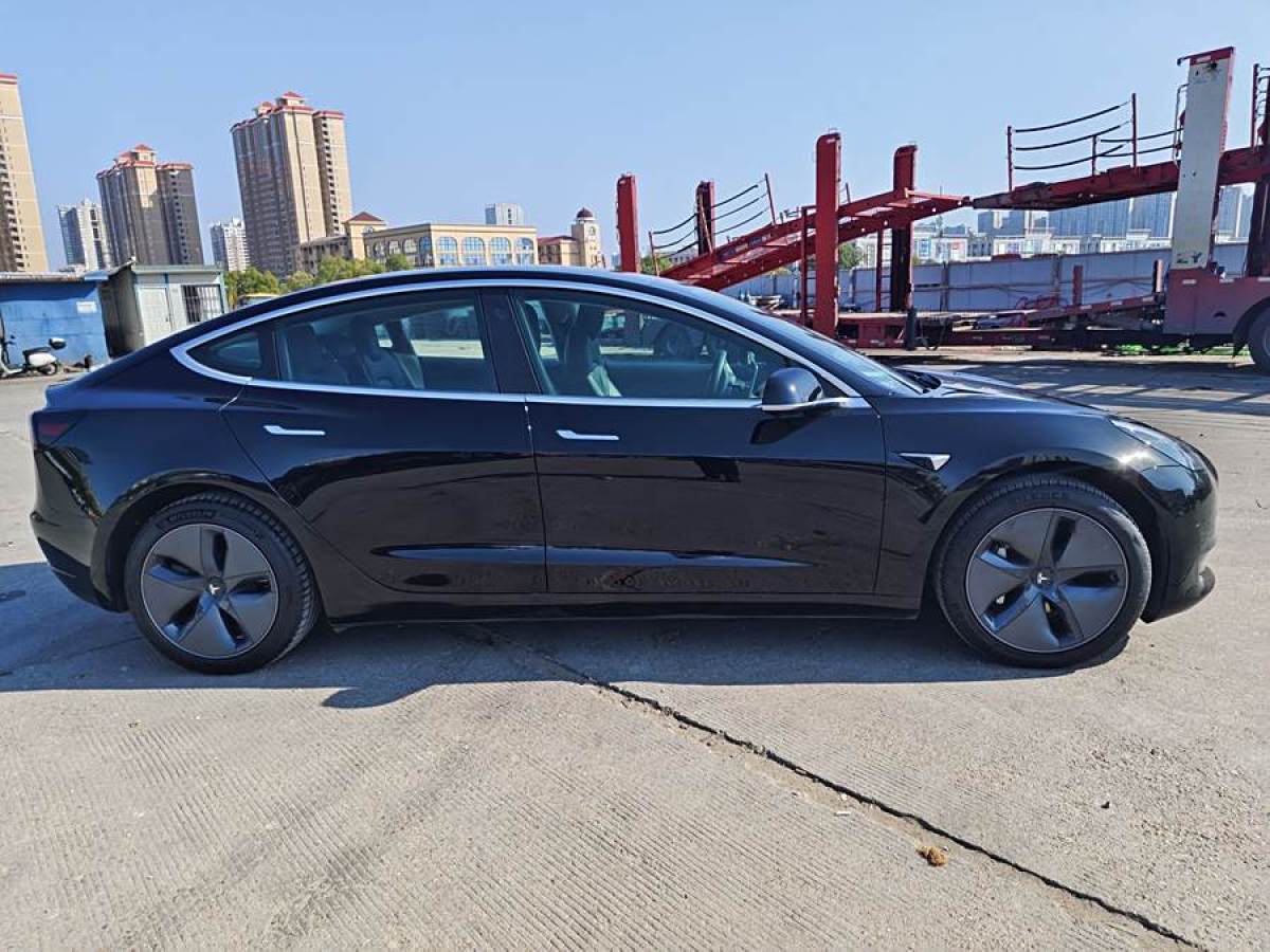 特斯拉 Model 3  2020款 改款 標(biāo)準(zhǔn)續(xù)航后驅(qū)升級版圖片