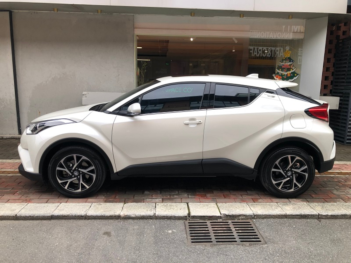 豐田 C-HR  2020款 2.0L 領(lǐng)先版圖片