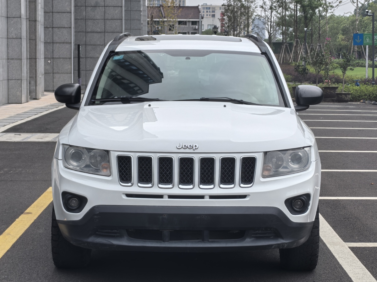 Jeep 指南者  2012款 2.4L 四驅(qū)運(yùn)動(dòng)版圖片