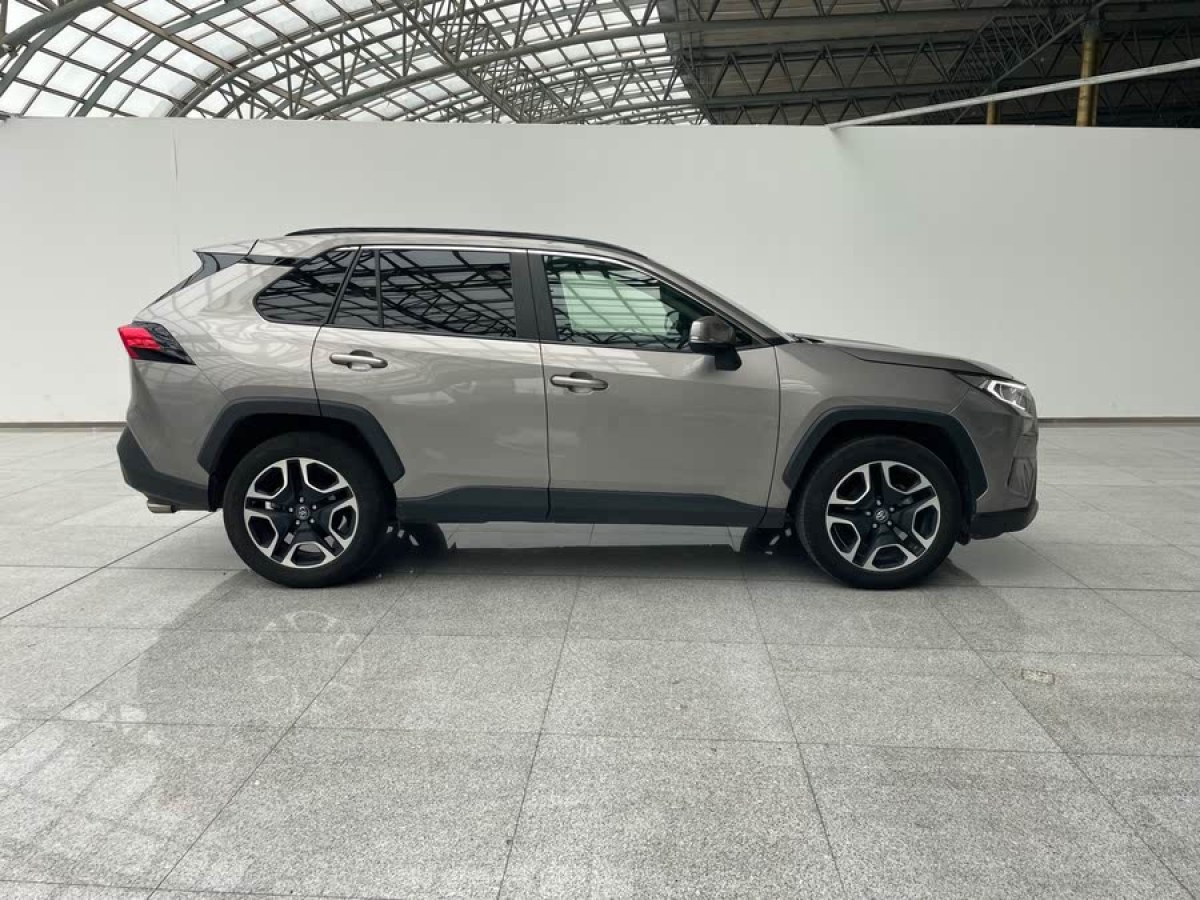 豐田 RAV4榮放  2020款 2.0L CVT兩驅(qū)尊貴版圖片