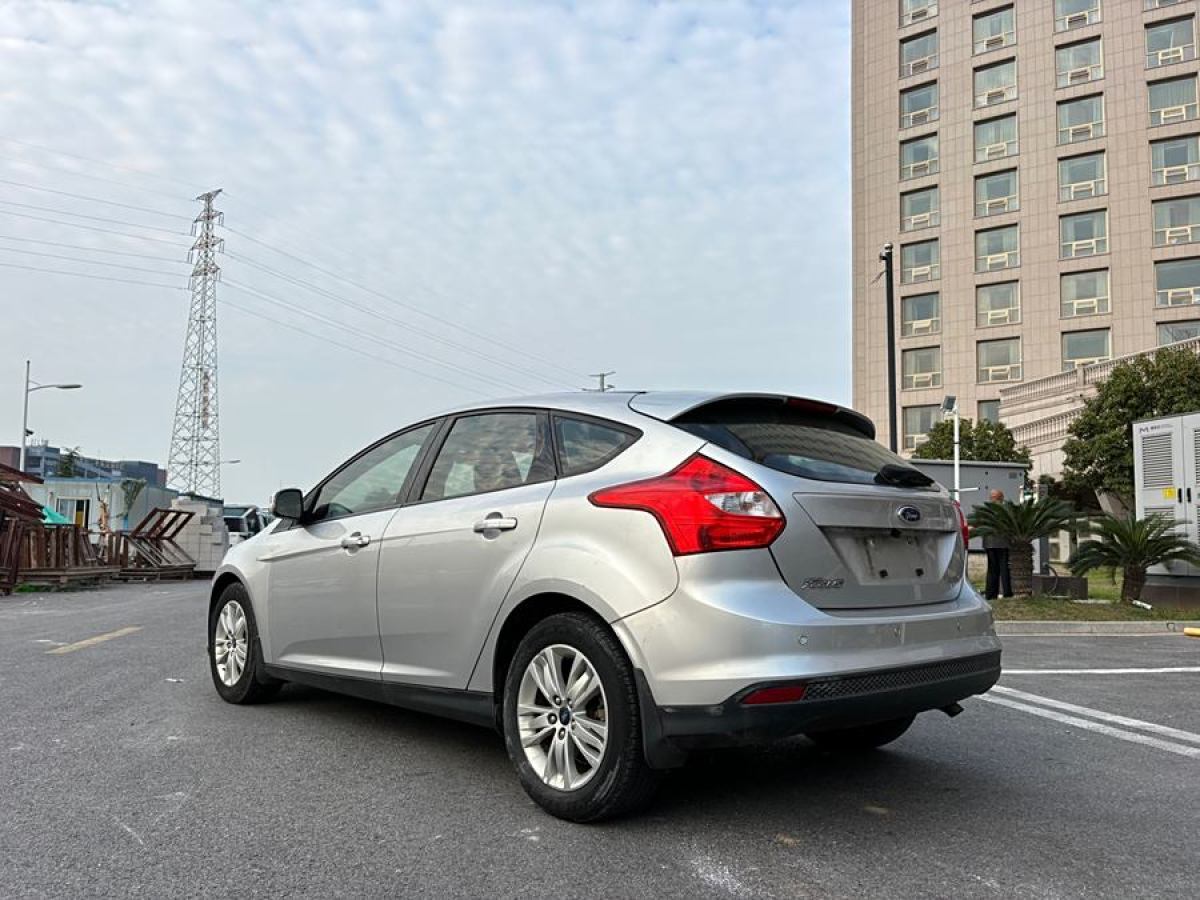 2014年10月福特 ?？怂? 2012款 兩廂 1.6L 手動(dòng)舒適型