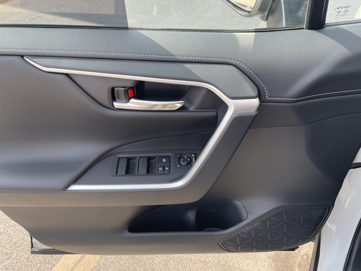 豐田 RAV4  2018款 榮放 2.0L CVT兩驅(qū)風(fēng)尚版圖片