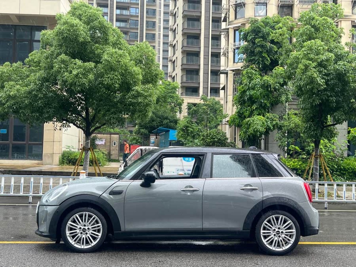 MINI MINI  2022款 1.5T COOPER 藝術(shù)家 五門版圖片