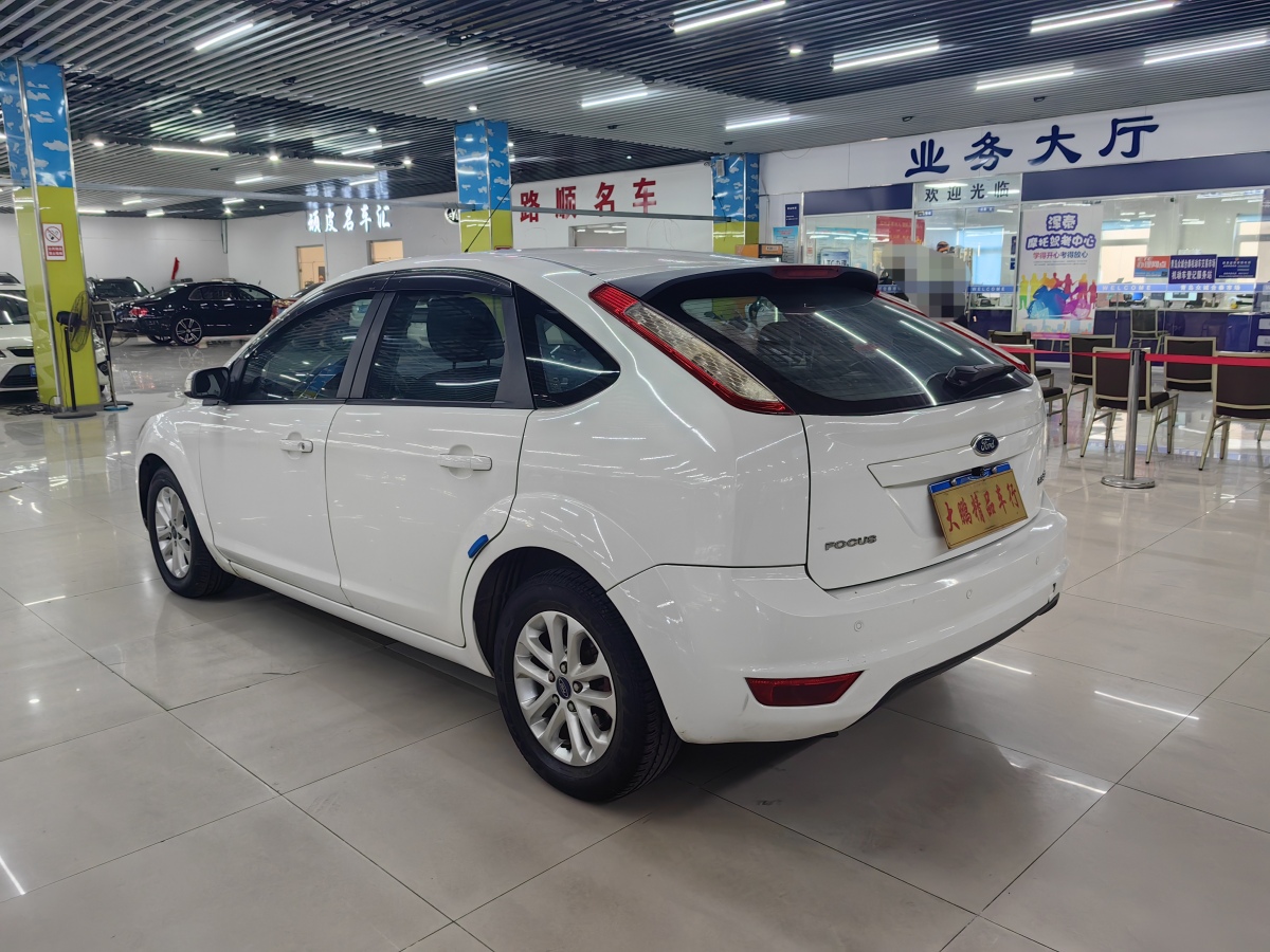 福特 ?？怂? 2013款 三廂經(jīng)典 1.8L 自動基本型圖片