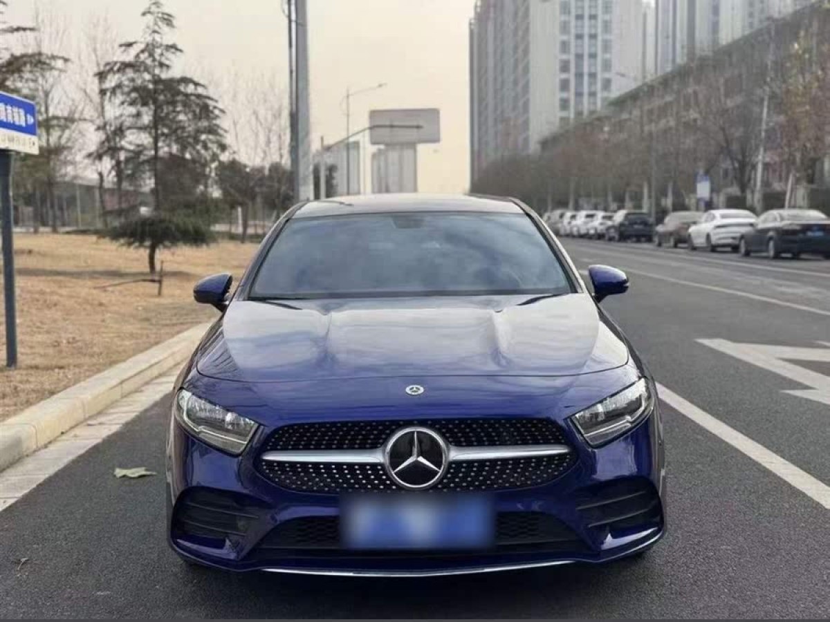 奔馳 奔馳A級(jí)  2020款 改款 A 180 L 運(yùn)動(dòng)轎車圖片