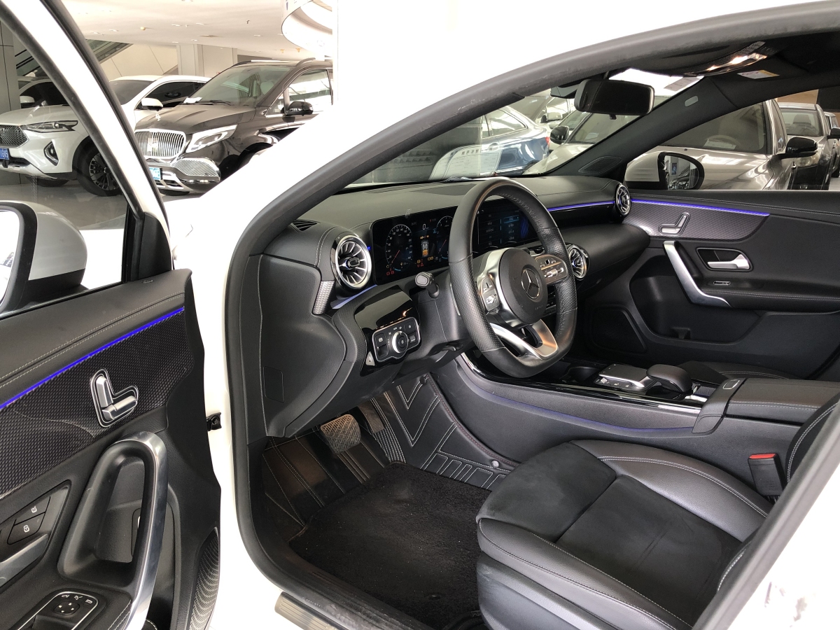 2021年7月奔驰 奔驰A级  2022款 改款三 A 200 L 运动轿车时尚型