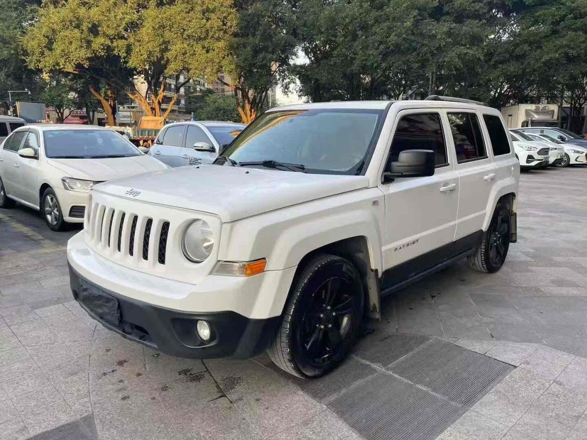 Jeep 自由客  2013款 2.4 豪華導(dǎo)航版圖片