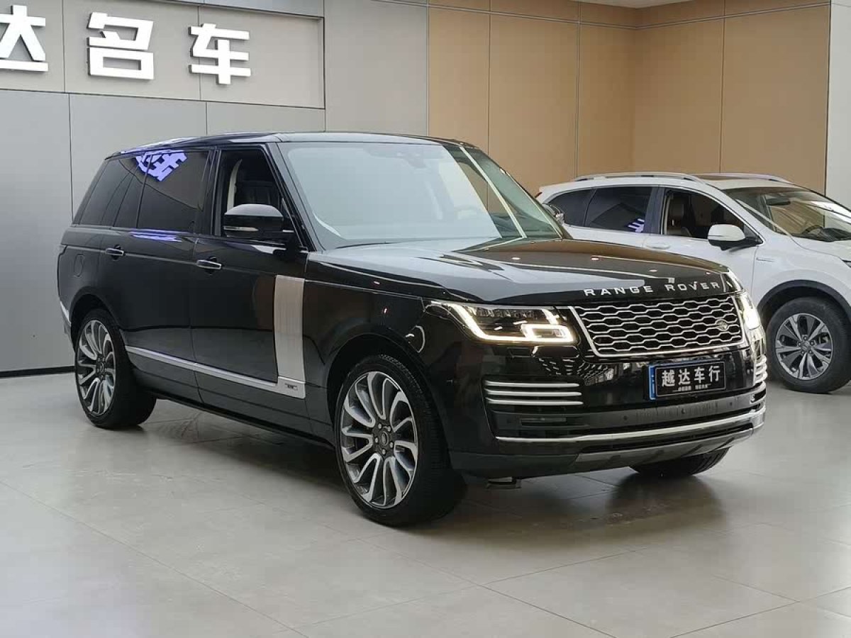 路虎 攬勝  2022款 3.0 L6 400PS 傳世加長經(jīng)典版圖片