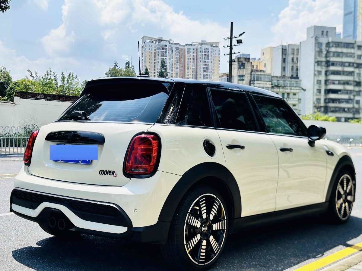 2022年10月MINI MINI  2023款 2.0T COOPER S 藝術(shù)家 五門版