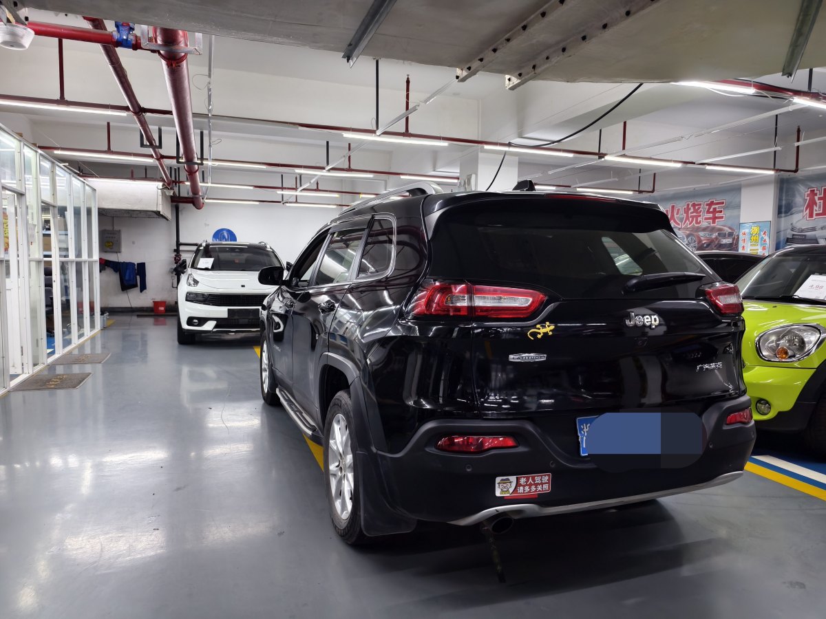 Jeep 自由光  2017款 2.0L 優(yōu)越版圖片